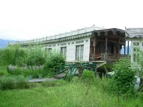 Butt's Clermont Houseboats moored in a garden on Dal Lake