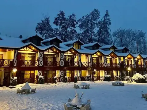Fortune Resort Heevan, Srinagar, in snow