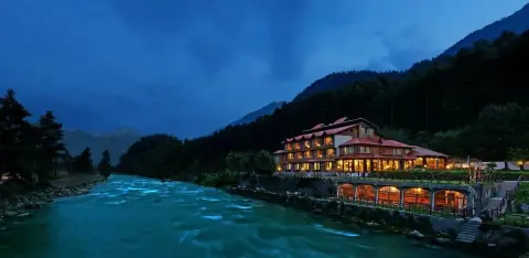 Hotel Heevan beside the Lidder river in Pahalgam