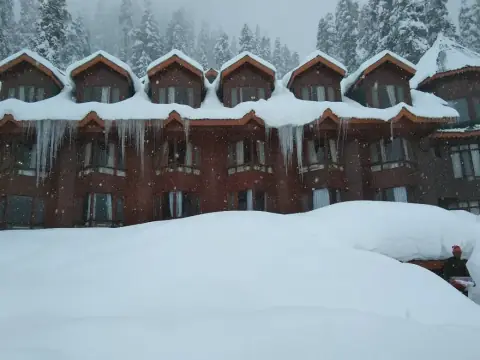 Hotel Hilltop, Gulmarg, under deep snow