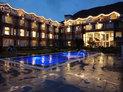 Hotel Mount View, Pahalgam, and its pool at night