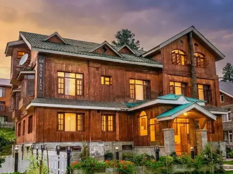 Shaw Inn, a timber lodge in Gulmarg
