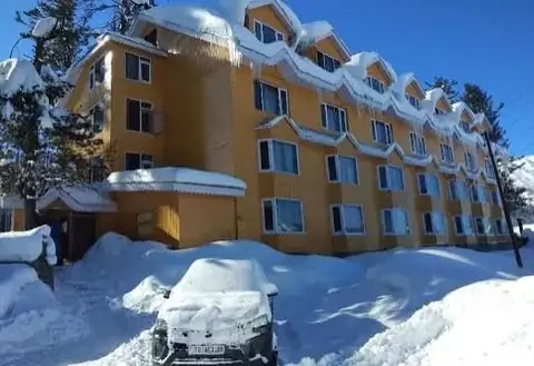 Hotel Zahgeer Continental under deep snow in Gulmarg